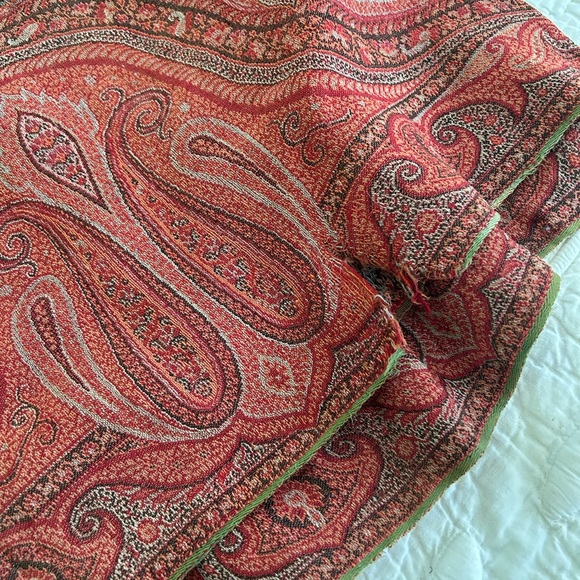 Vintage paisley wool shawl. 65 x 65. Has defects due to age!! Needs repair. - Picture 2 of 6